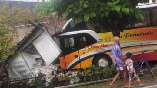 Sopir Ngantuk, Bus Putra Mas Tabrak PJU Dan Rumah Warga Di Bojonegoro