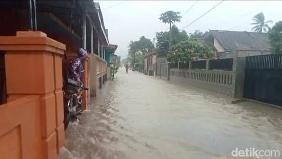 Ini Penyebab Banjir Bandang Yang Terjang Rumah Hingga Rel KA Di Banyuwangi