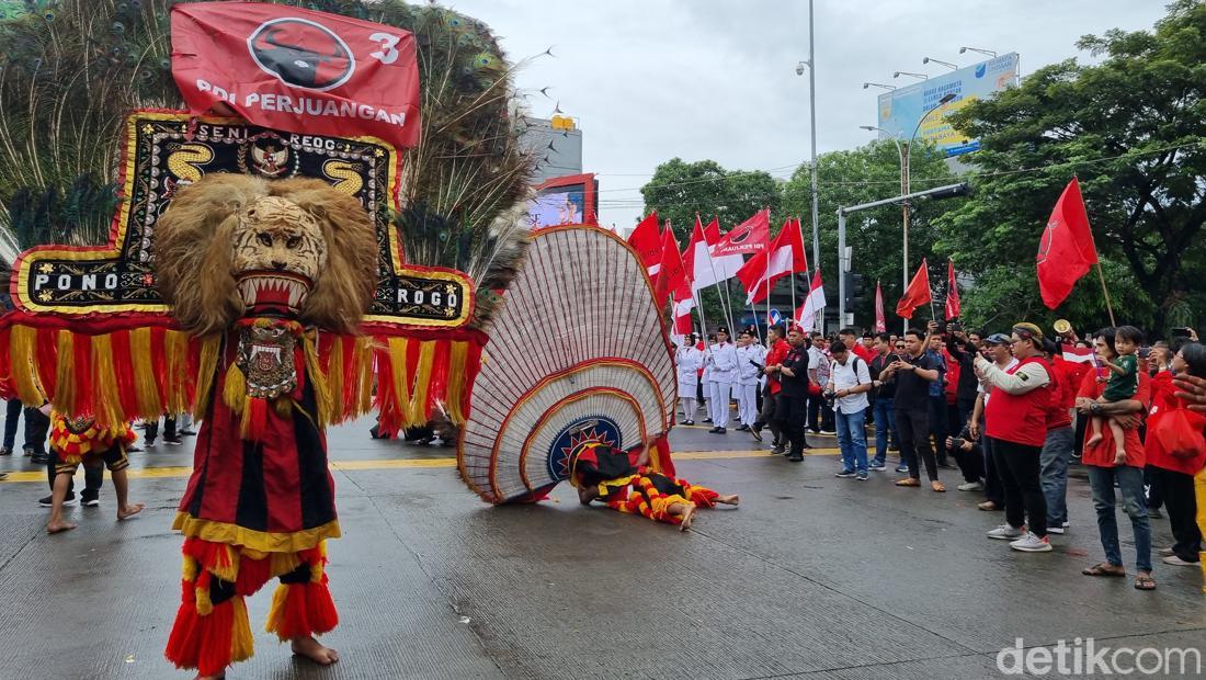 Daftarkan Bacaleg Ke KPU Surabaya, NasDem Disambut Remo-PDIP Bawa Reog