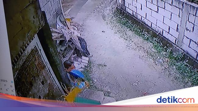 “Mother in Sidoarjo Goes Viral for Pouring Urine and Feces on Neighbor’s Home”