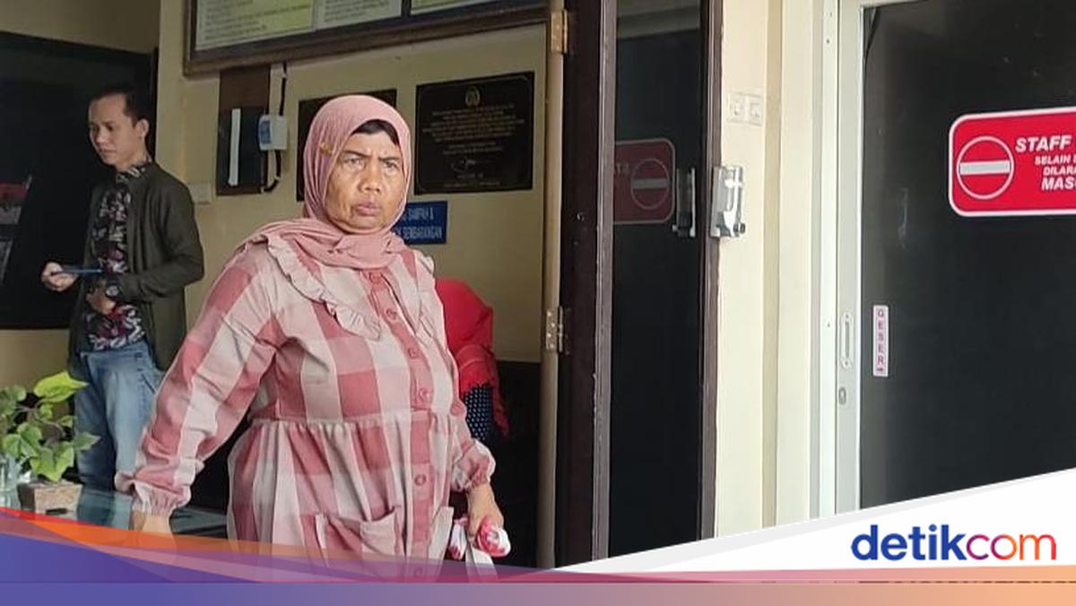 Drama antartetangga di Sidoarjo berlanjut. Masriah yang sempat viral pada 2023 kembali meneror rumah tetangganya, Wiwik, dengan limbah dan suara keras. Wiwik memilih mengalah dan tidak melapor ke polisi.

via @detikjatim_