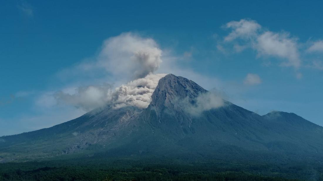 Semeru Muntahkan Guguran Awan Panas Sejauh 1,5 Km