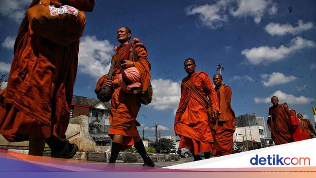 Mengenal Thudong, Ritual Berjalan Kaki Para Bhikkhu Jelang Waisak