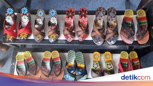 Sendal Kelom Cantik dan Elegan Karya Perajin Sumedang
