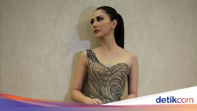 7 Gaya Seksi Jessica Mila Di After Party Pernikahan Pakai Gaun Mini Rumbai