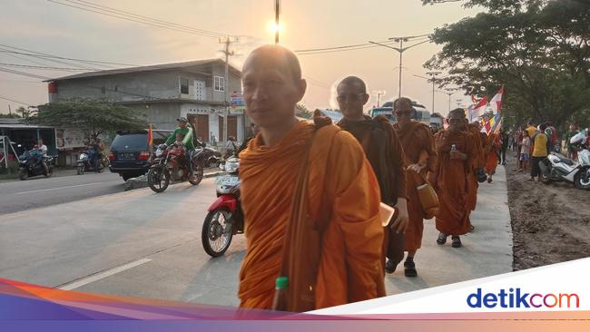 Kisah 32 Biksu Jalan Kaki Dari Thailand Ke Borobudur Sudah Di Indramayu