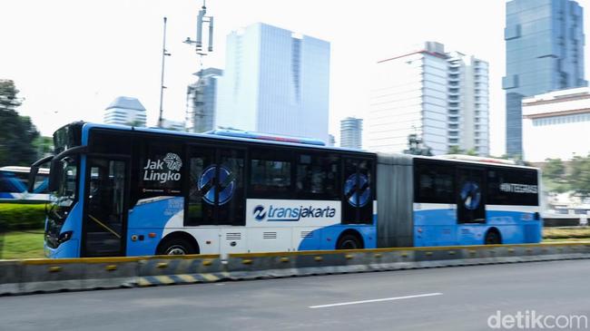 Viral Antrean Pemotor Bongkar Separator Busway di Jakbar, Ini Kata TransJ