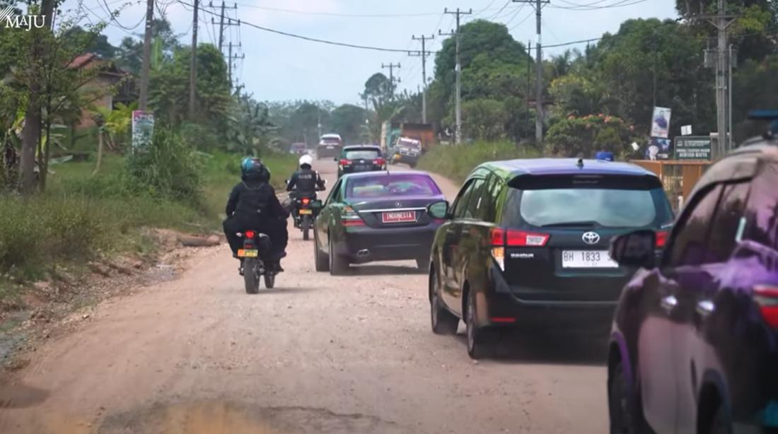 Mercy Antipeluru Jokowi Blusukan Lagi Ke Jalan Rusak Di Jambi