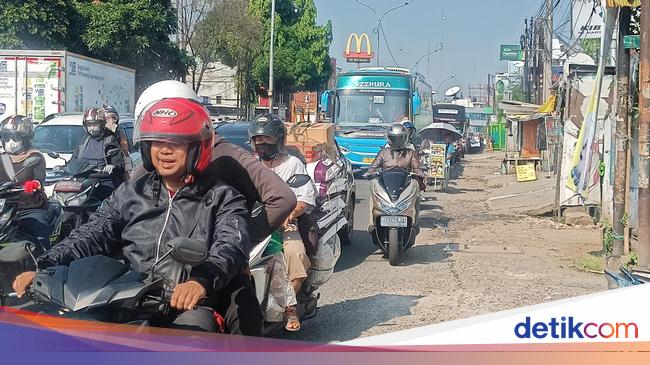 Traffic Jam Causes Sweat Shower for Residents of South Tangerang