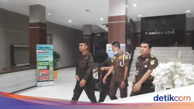 EKT Prosecutor Silent After 9.5 Hour Questioning in Extortion Case: Jakarta Update