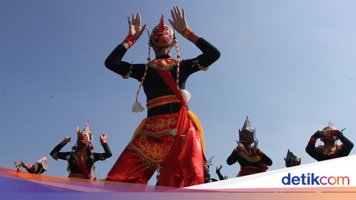 Merahkan Lapangan Pakisaji Malang, Ribuan Pelajar Bawakan Tari Topeng ...
