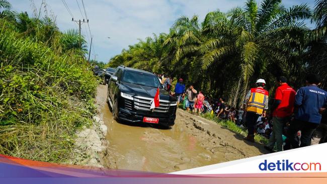 Mengunjungi Jalan Rusak di Sumut, Jokowi Turun Gunakan Land Cruiser