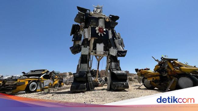 Pria Ini Ubah Limbah Elektronik Jadi Mobil hingga Robot Raksasa