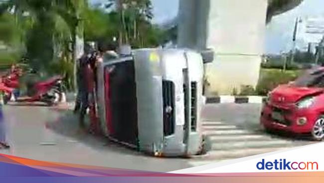 Penampakan Ambulans yang Membawa Jenazah Terbalik di Jalanan Palembang