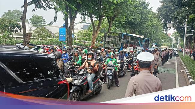 “Indonesian National Football Team U-22 Procession Causes Traffic Jam in Jakarta”