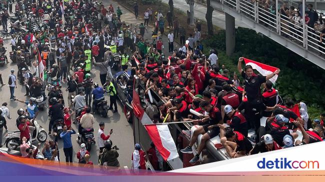 “2023 SEA Games Parade: Jakarta Welcomes the Indonesian Contingent”