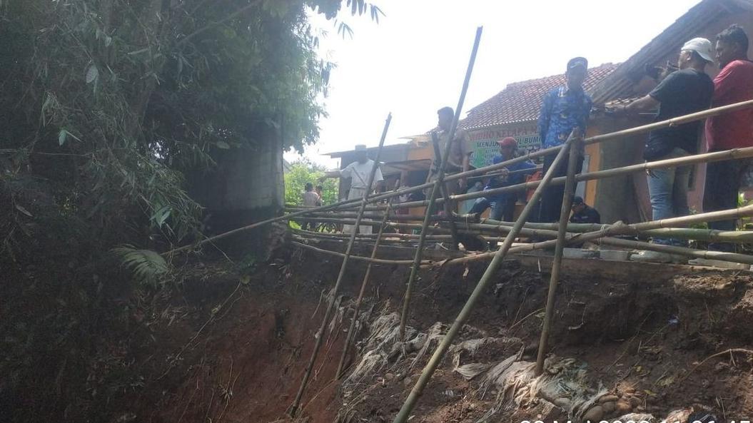 Tebing 30 Meter Di Jalan Penghubung Bogor Dan Tangerang Longsor