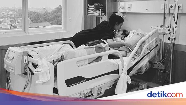 “Tyas Mirasih’s Mother Passes Away After Two Months of Hospitalization”