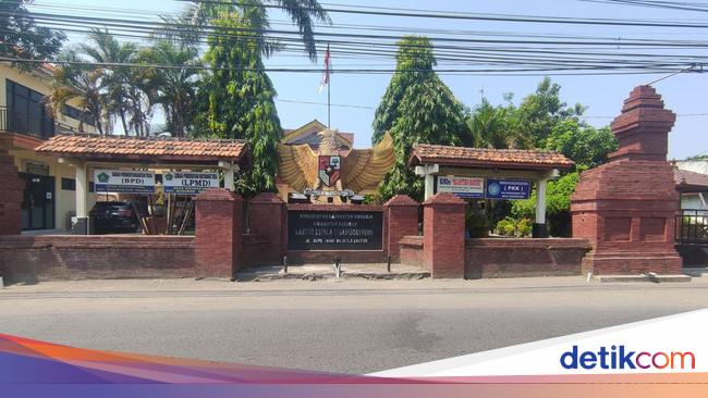 Residents Lock Head of Village in Sidoarjo Over Land Registration Issue