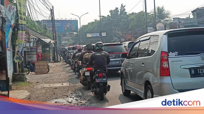 “Ciputat Residents Suffer from Major Traffic Congestion on Their Commute to Jakarta”