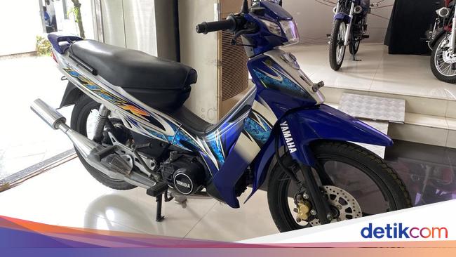 “New Old Stock Yamaha F1ZR: A Rare Find at Yamaha Central Medan Dealer”