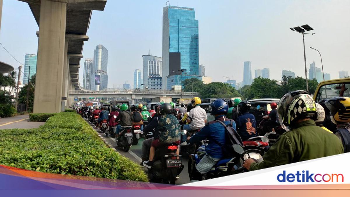 Lalin Jl Gatot Subroto Padat Merayap, Bunyi Klakson Bersahutan