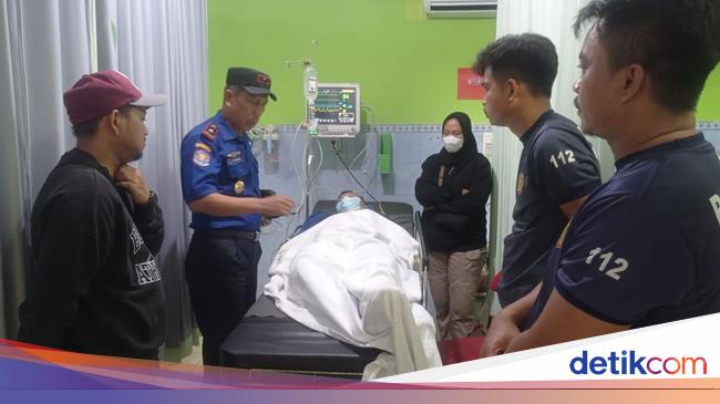 Petugas Damkar mengamankan ular King Kobra di dapur warga Kediri