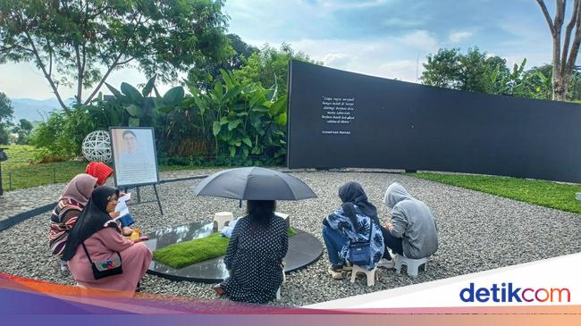 Ziarah ke Makam Eril, Warga Khusyuk Berdoa