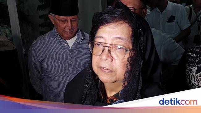 Minister Siti Nurbaya Participates in Picking Up Sarwono Kusumaatmadja’s Body