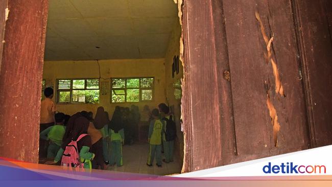 Kasihan Anak-anak Ini Belajar di Sekolah Rusak
