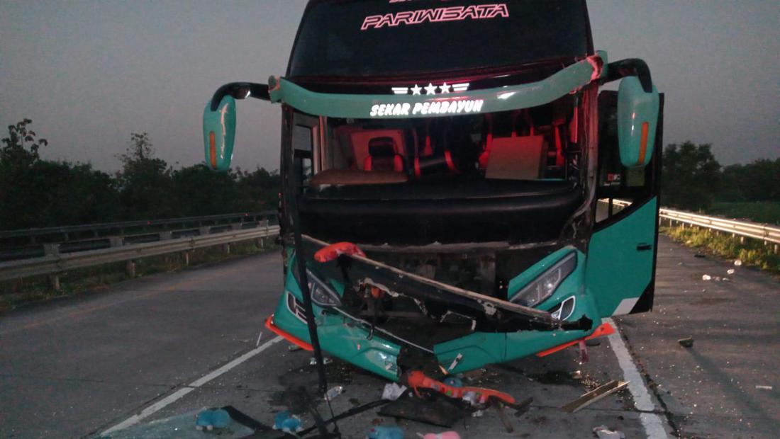 Bus Peziarah Asal Jogja Tabrak Truk Di Tol Jombang-Mojokerto, 16 Orang Luka