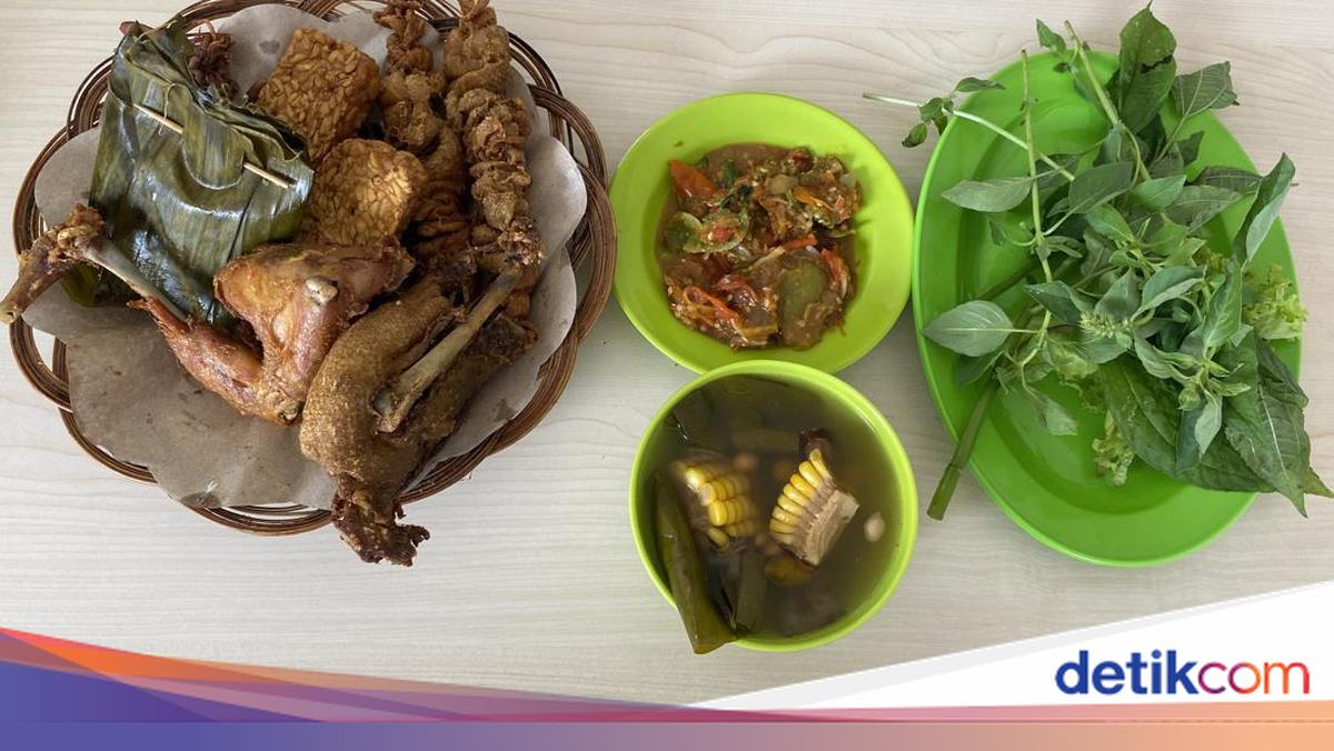 5 Tempat Makan Sambal Rampai Lauk Ayam Goreng yang Pedas Nagih