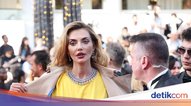 Model Alina Baikova Wears Vulgar Shirt and Gets Kicked Out of Cannes Red Carpet for Protesting Against Putin’s Invasion of Ukraine