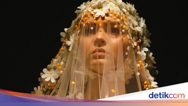 Mimpi Menikah Wanita Berpakaian Pengantin di Taman