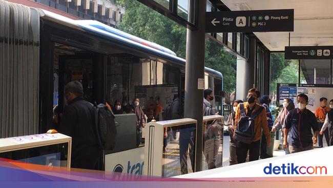 Bus TransJ Koridor 13 Terlambat, Penumpang Menumpuk di Halte Puri Beta