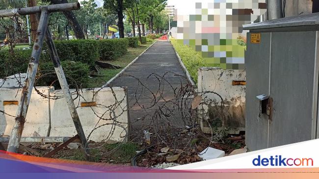 Covered in Concrete and Barbed Wire: Pedestrian Access Issue at US Embassy in Jakarta