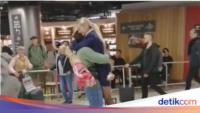 “Ryanair Flight Attendant Receives Romantic Proposal at Dublin Airport”