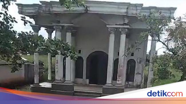Rumah ‘megah’ di Kalimantan, tampak mewah dari depan tapi dari belakang