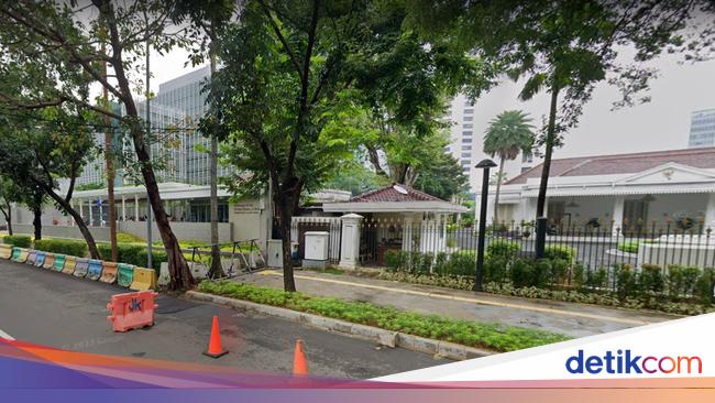 US Embassy in Jakarta Blocks Public Access to Sidewalk in Front of its Office