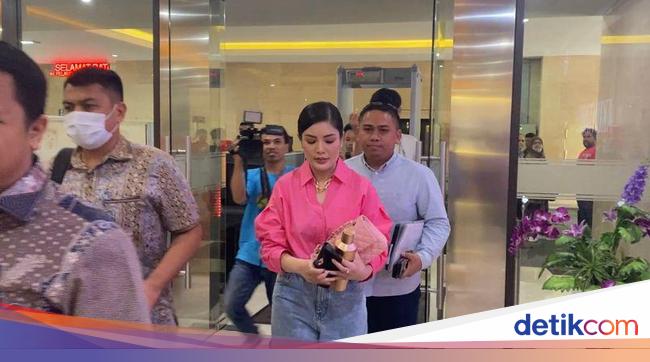 Singer Nindy Ayunda Returns to Bareskrim Polri for Questioning on Girlfriend’s Suspected Crime