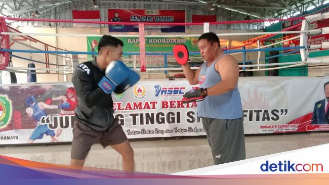 Christian Oktan Sahputra sedang berlatih tinju di Kalimantan Barat