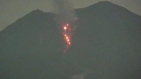 Gunung Semeru Muntahkan Guguran Lava Pijar Sejauh 2 Km