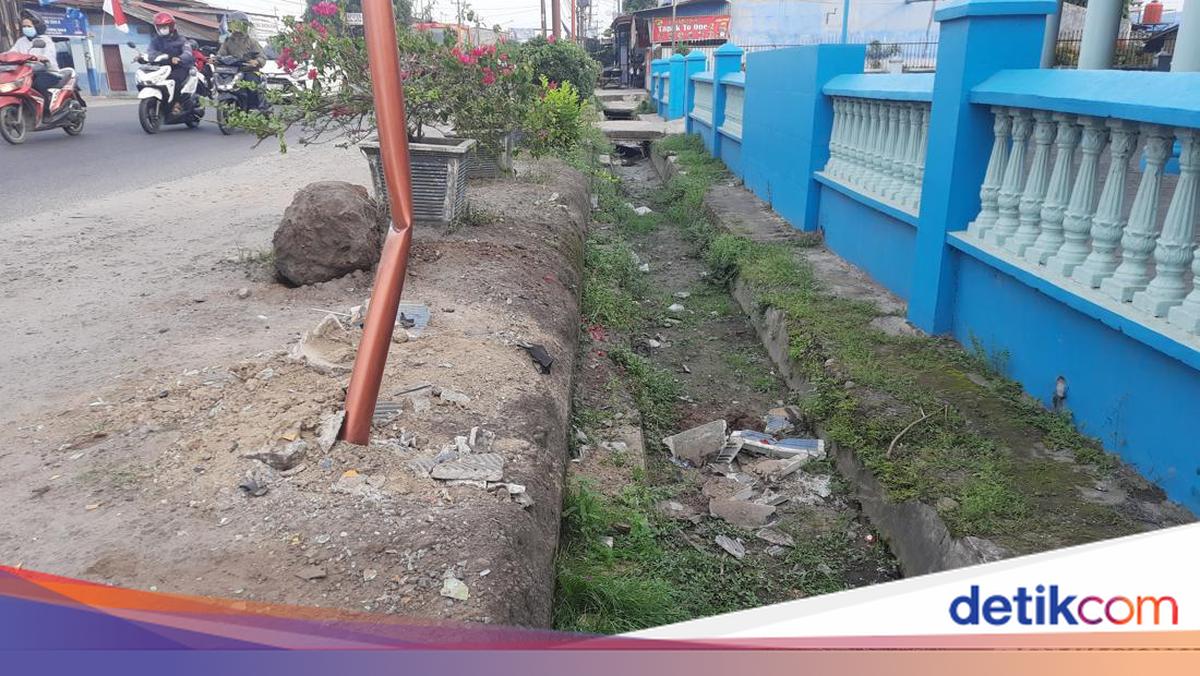 Angkot Tabrak 2 Motor Lukai 4 Orang, Korban Ada yang Terpental ke Parit