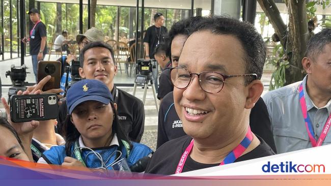 Anies Baswedan’s Experience Watching Formula E Jakarta 2023 from Economy Class Stands