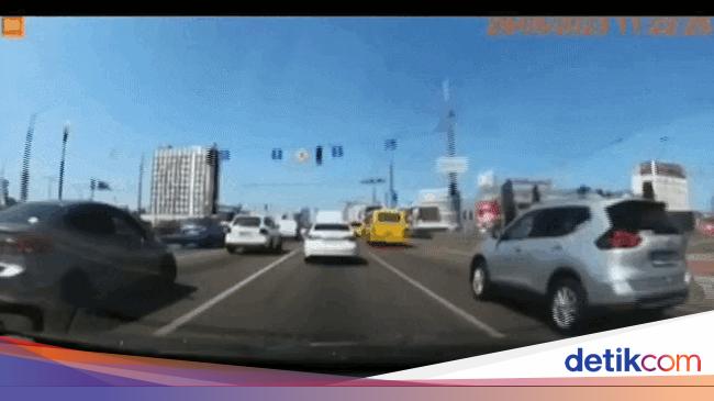 Momen Rudal Nyaris Terjang Mobil yang Melintas di Ukraina