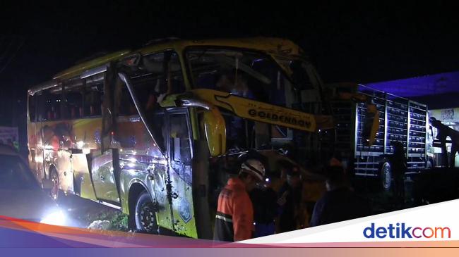 Tourism Bus Overturns in Ciater, West Java