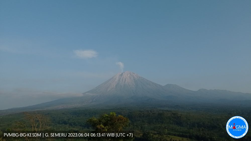 Gunung Semeru Pagi Ini: Terjadi Letusan Asap, Guguran Lava Dan Gempa