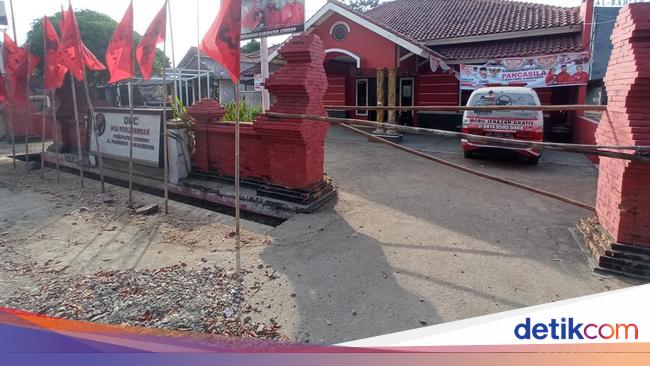 Former DPC Chairman Seals PDI Perjuangan Office in Cirebon to Sell His Land