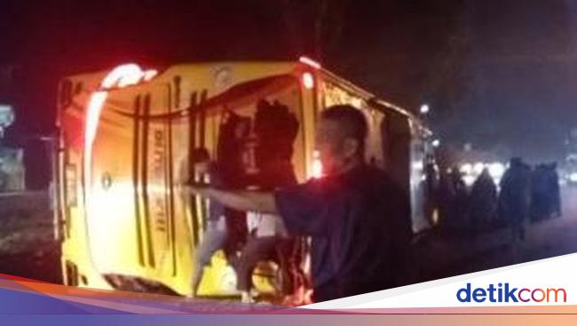 Tour Bus from Banten Overturns on Jalan Raya Ciater, Palasari Village, West Java