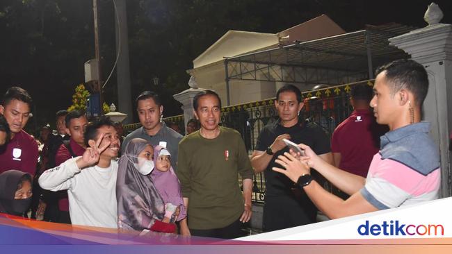 Visitors surprised when Jokowi walks in Malioboro
